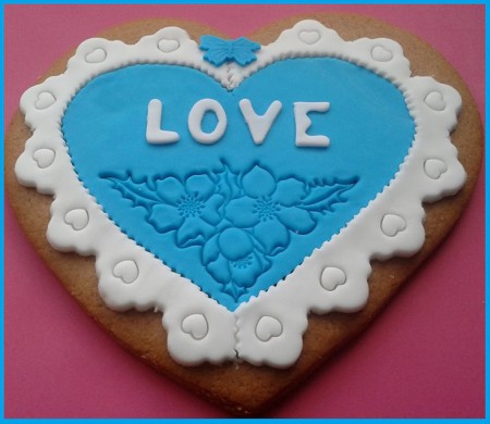 H2 / Honey cake heart 20 cm £ 4,00